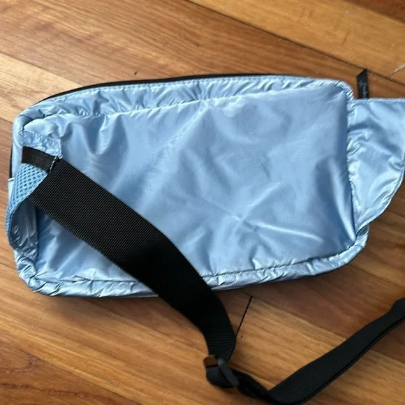 Free movement Waist bag/ cross body NWOT - Picture 4 of 5